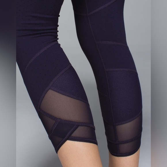 Lululemon Emerge Renewed Crop *Full-On Luon
Shine Dot Black Grape - Picture 2 of 13